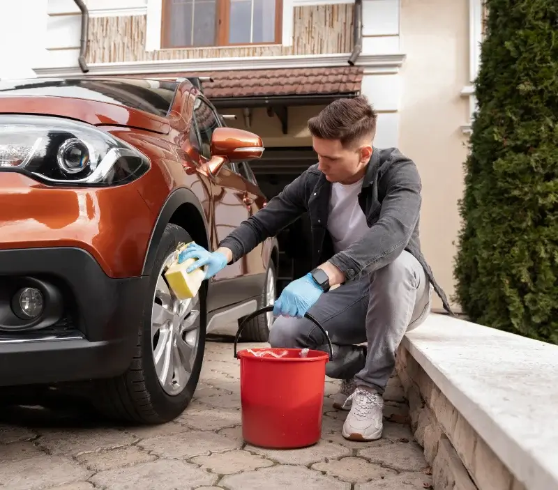 Lavage auto à domicile Espeluche : professionnel intervenant sur un véhicule